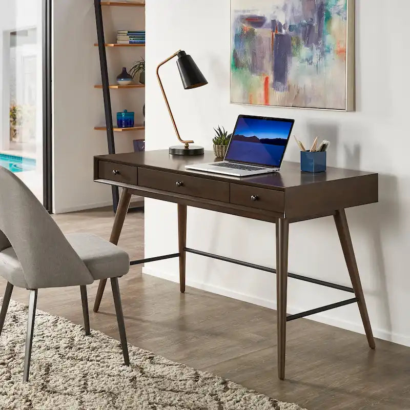Bureau d'écriture moderne du milieu du siècle à 3 tiroirs avec pieds coniques – Marron / Noyer foncé, poignées en bronze, 1 personne