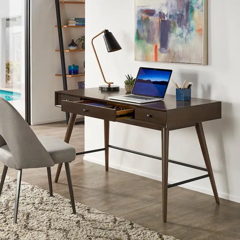 Bureau d'écriture moderne du milieu du siècle à 3 tiroirs avec pieds coniques – Marron / Noyer foncé, poignées en bronze, 1 personne