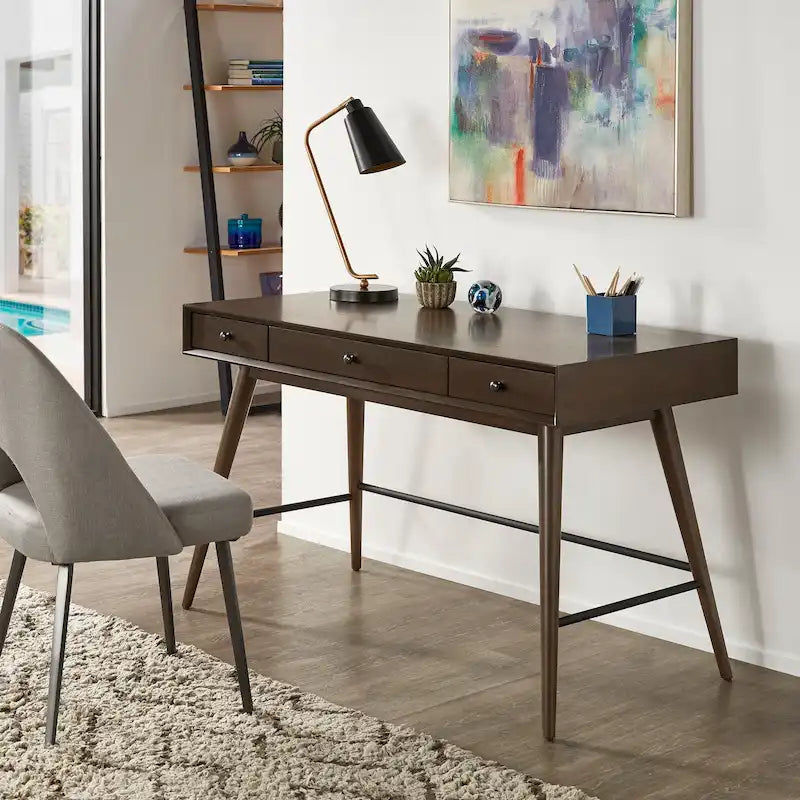 Bureau d'écriture moderne du milieu du siècle à 3 tiroirs avec pieds coniques – Marron / Noyer foncé, poignées en bronze, 1 personne