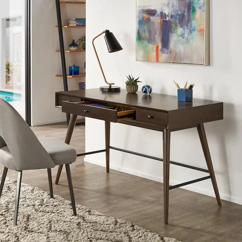 Bureau d'écriture moderne du milieu du siècle à 3 tiroirs avec pieds coniques – Marron / Noyer foncé, poignées en bronze, 1 personne